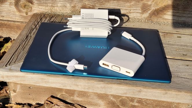 Lader og portutvider: Huawei s ladere ser ut som stor mobilladere. Rett i kontakten og med en lang ladning. De manglende portene løser de ved å levere en USB-C dokk som gir tilgang til flere porter. om det skulle trengs. Spesielt USB-A er nok viktig for mange. Foto: Odd Richard Valmot