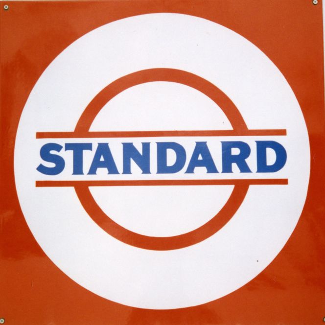 Standard Oil reklameskilt på Norsk Folkemuseum. Foto:  Ukjent/Statsarkivet i Stavanger