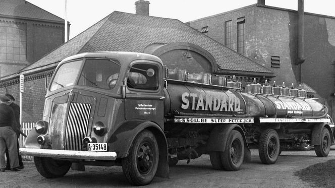 Tankbil med tilhenger ved Vallø oljeraffineri og lager. Foto:  Bernt Tollefsen/Statsarkivet i Stavanger