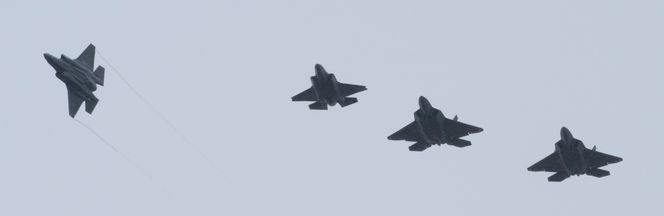 To F-22A Raptor (t.h) eskorteres til Ørland flystasjon av to F-35A fra 332 skvadron. F-22 har 2,9 meter større vingespenn og er 3,2 meter lengre enn F-35. Foto: Kapt Helge Hopen / Forsvaret