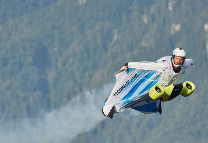 Den østerrikske stuntmannen Peter Salzmann har supplert vingedrakten med to elektriske motorer fra BMW, som gir en hastighet på 300 km/t. Foto: Ray Demski / BMW