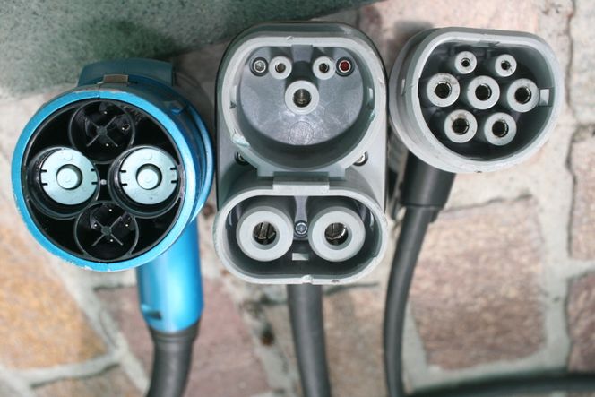 Fra venstre ser vi et Chademo ladestøpsel. Dette er en utgående standard, men finnes i noen japanske biler slik som Leaf. I midten ser vi et CCS Combo 2 hurtigladerstøpsel. De to kraftige kontaktene er til likestrøm. Batteriet kommuniserer med hurtigladeren gjennom pinnene øverst. Til høyre er den utbredte type 2 ladekontakten som vanligvis kobles til bilen fra en ladeboks, men som også Tesla bruker til å hurtiglade Modell S og X.