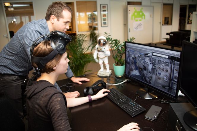 Modellering: Programmerere som Live Kirkeslett har gjenskapt en virtuell kopi av Columbus-laboratoriets innside. Daglig leder Felix Gorbatsevich er fornøyd med deres innsats. Foto: Alf Bergin