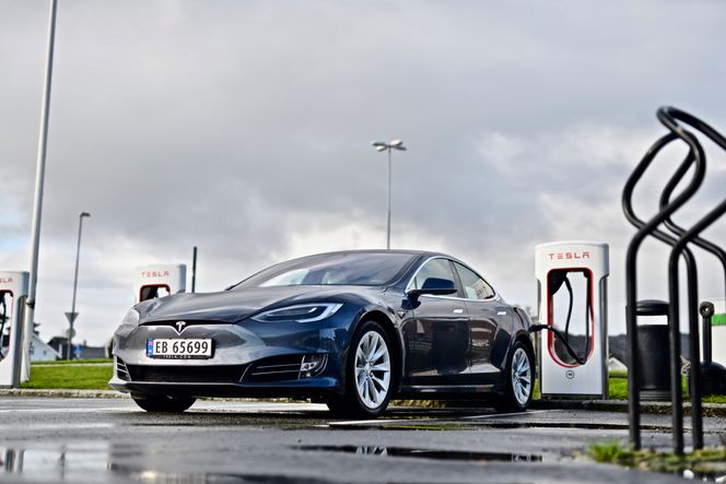 Tesla Model lader ved Tesla Lyngdal Supercharger. Foto: Mathias Klingenberg