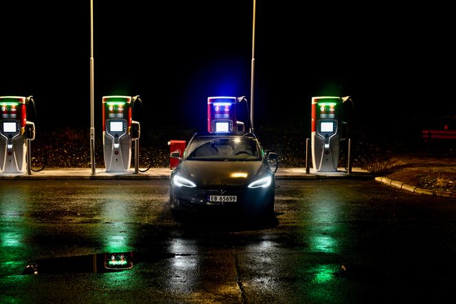 Tesla Model S lader på Circle K Abildsø. Foto: Mathias Klingenberg