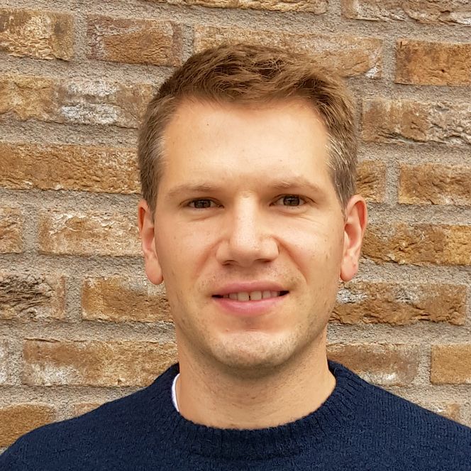 Miroslav Radojcic er utdannet ingeniør i elektromekanisk prosjektering og jobber med alt som henger i lufta på kraftlinjene. Foto: Privat