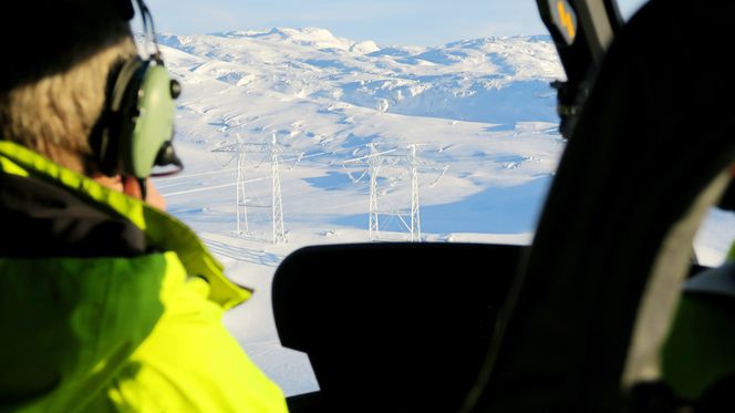 Her foretas inspeksjon av den nye og en gang så omstridte nye kraftlinjen mellom Sima og Samnanger. Foto: Henrik Glette, Statnett
