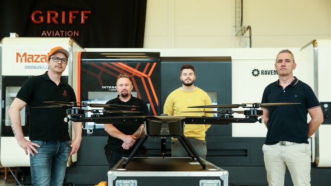 Dette er den første dronen i en serie av Griff 135 som skal selges i markedet. Sentrale personer i Griff Aviation er fra venstre oppfinner og leder for design Svein Even Blakstad, pilot Jesper Madsen, pilot Marius Strand Ødven og leder for avdelingen i Sykkylven Odd Einar Hjellen. Selskapet har totalt 18 ansatte, der 12-13 jobber med utvikling. Utviklingsmiljøet er satt sammen av ingeniører, folk med mastergrad og en doktorgradsstipendiat. Foto:  Jørn-Arne Tomasgard