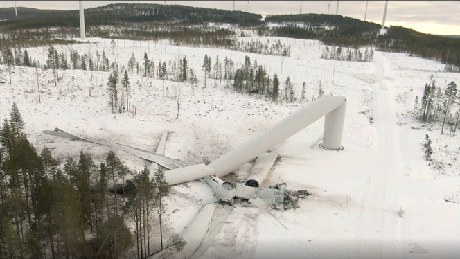 En 230 meter høy vindmølle kollapset i Skellefteå kommune i Sverige. Skjermbilde: SVT