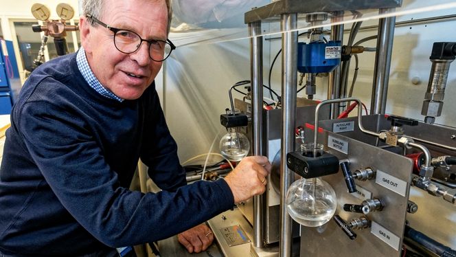 Professor Roy Johnsen foran spesialutstyr laget for å måle opptak av hydrogen og se hvor raskt det diffunderer i materialet. Forskerne kan teste ulike metalliske materialer under forskjellige forhold, blant annet komponenter eksponert mot hydrogen-gass under trykk. Foto:  Joachim Seehusen