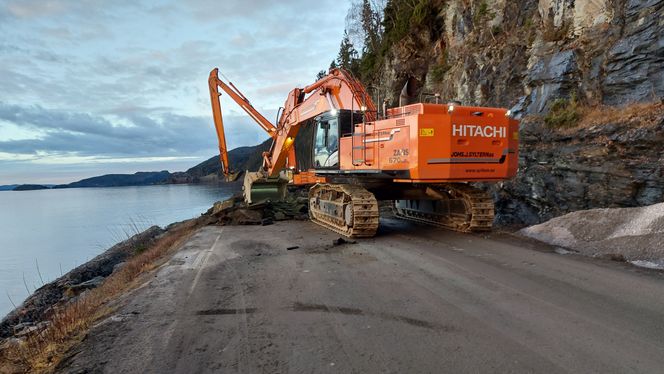 Mannskap og maskiner fra Johs Syltern har stått på døgnet rundt siden oppstarten av arbeidene 16.november Foto: Syltern AS