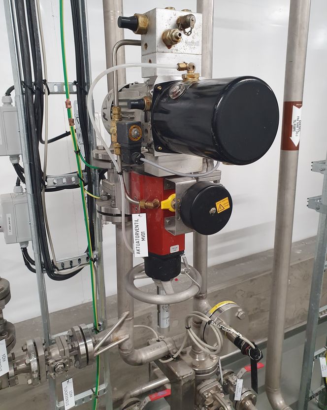 SPESIALTILPASSET: Modifisert elektrohydraulisk aktuator spesialtilpasset vertikal rørgate.  Foto:  Laugstol AS