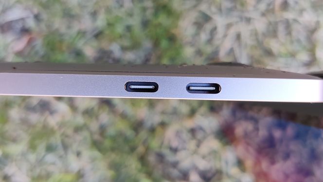 Dette er nesten alt du får av tilkoblingsmuligheter. Ironisk nok har ikke Apple fjernet minijacktilkoblingen på høyre side av maskinen. Foto: Martin Braathen Røise