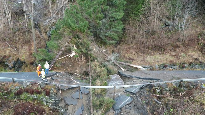 Veien må bygges opp fra grunnen, og dette vil ta minst fire uker, Foto: Vestland fylkeskommune