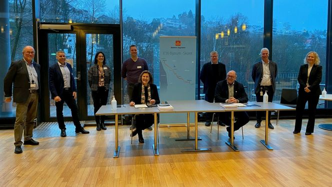 Bak fra venstre: Lars Olav Solbakken (Skanska), Trond P. Valeur (Skanska), Astrid Pihl (Skanska), Bjarte Næss (Skanska), Rolf Johansen (SVV), Øyvind Storløkken (SVV) og May Bente Hiim Sindre (SVV). Foran: Ingrid Dahl Hovland (SVV) og Steinar Myhre (Skanska). Foto:  Statens vegvesen