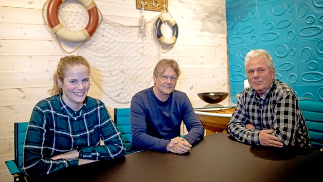 – Det allsidige og hjemmekoselige miljøet er positivt for trivselen, sier Paul Helge Alme, siv.ing innen maskin (i midten), i det maritime møterommet. Her sammen med to av kollegene i Ocean Aquafarms, Ragnhild Sofie Selstø og Steinar Sogge. Foto: Alf Bergin