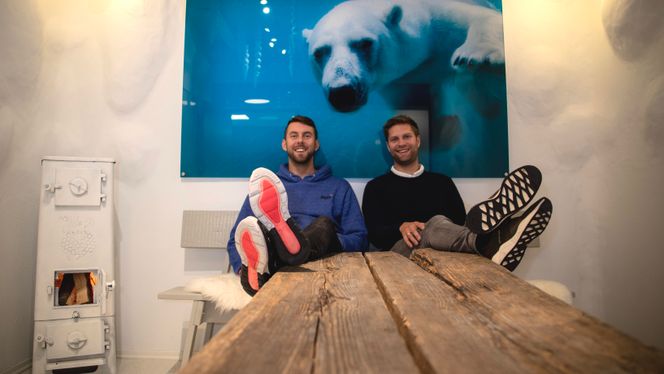 – Vi bestemmer grunnfargene i hvert rom. Deretter tar en kunstner seg av detaljene, sier Magnus Øgård Meisal (t.v.) og Daniel Sandvold. Foto: Alf Bergin