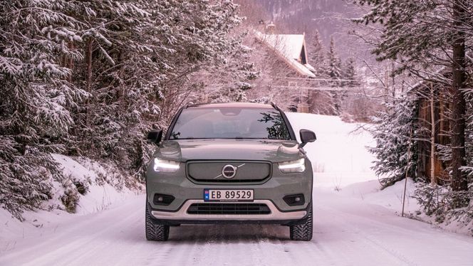 Volvo XC40 P8 Recharge ble tatt med ut på vinterføre.  Foto:  Marius Valle