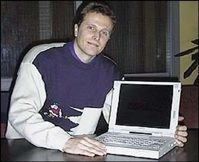 Dag Storli, produktsjef på bærbare PCer hos Compaq med en bærbar PC.