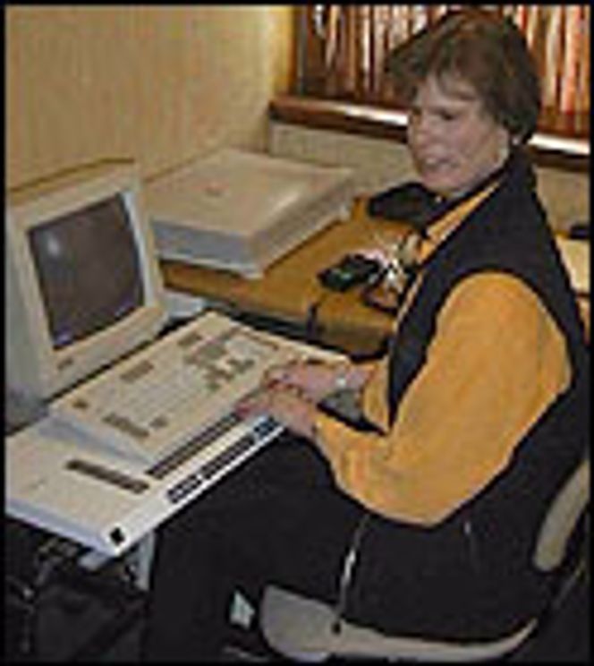 Hege Norset ved PC-en.