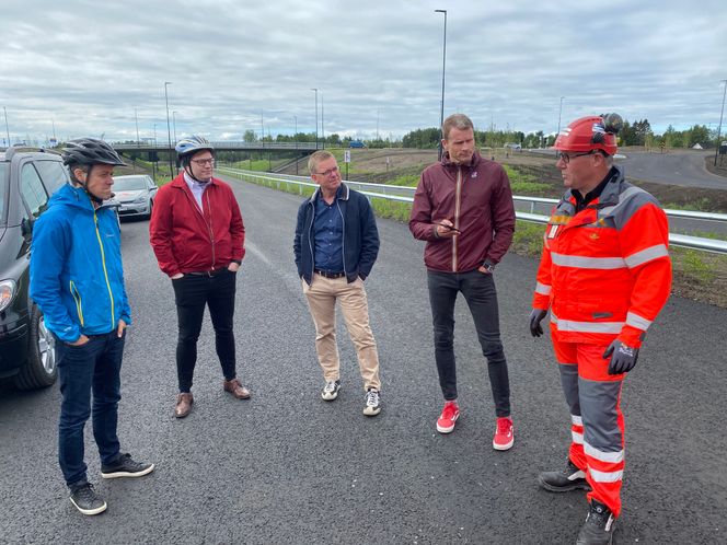 Prosjektleder Taale Stensbye skal lede arbeidet med å planlegge ny riksvei 4 Gjøvik-Mjøsbrua. Her sammen med samferdselsminister Knut Arild Hareide, fylkesordfører Even A. Hagen og regiondirektør i NHO Jon Kristiansen. Foto: Statens vegvesen