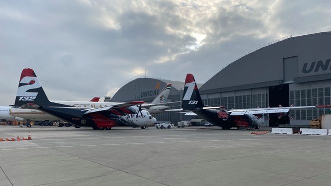 Tanker 131 «Hercules» og Tanker 132 «Ty» sammen i San Bernardino før begge fløy videre til Australia der de er leid inn som slukkeberedskap av myndighetene. Foto: Coulson Aviation