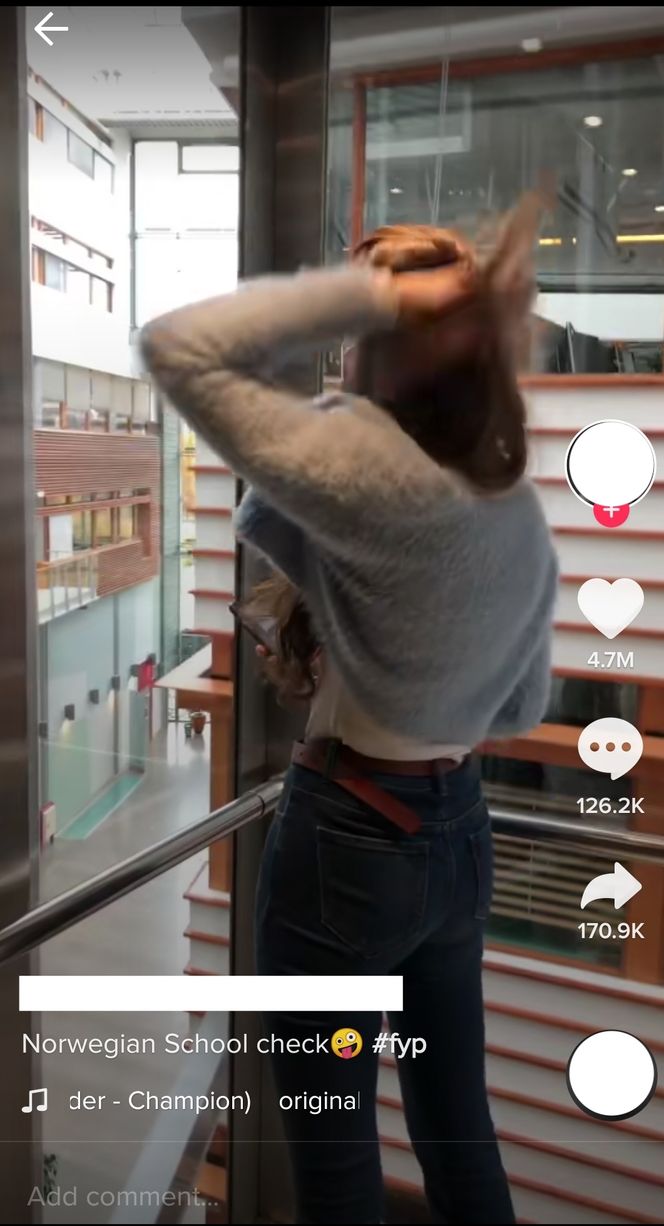 Faksimile: En norsk TikTok-bruker viser frem BIs lokaler til et internasjonalt publikum. Videoen har 4,7 millioner visninger. Foto: Tiktok (Skjermdump)