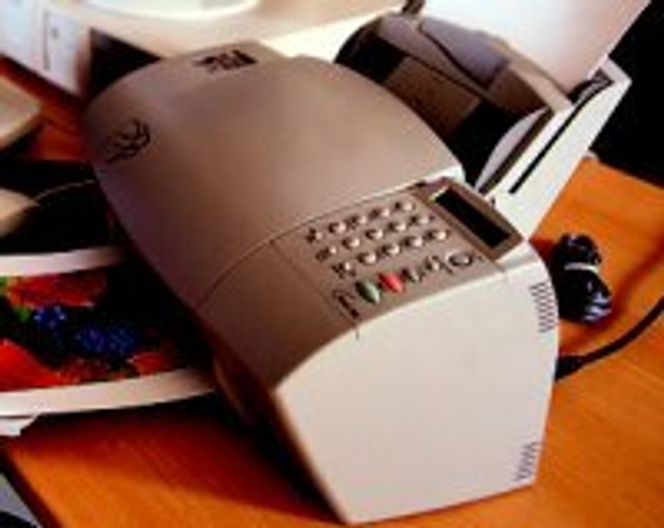 HP OfficeJet 710C er en kombinert skanner, skriver, faks og kopieringsmaskin.