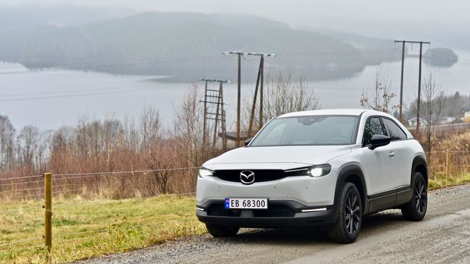 Blir Mazda MX30 en suksess? Det gjenstår å se. Selskapet har andre tanker om batterikapasitet enn mange andre bilprodusenter. Foto:  Mathias Klingenberg