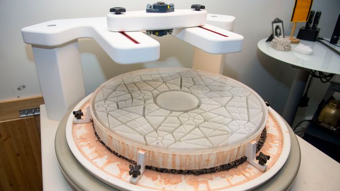 Robert Williams bygger teleskop. Bildet viser hans selvlagde slipe- og poleringsmaskin til teleskop-optikk. Det 62 cm-store speilet er fesetet til dreiebordet. Foto:  Carina Johansen