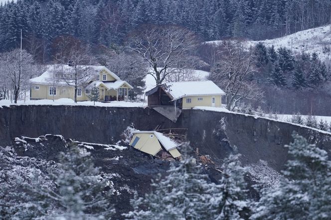 Like før klokken 15 torsdag raste en del av et nytt hus utfor kanten i skredområdet i Gjerdrum. Foto: NTB'