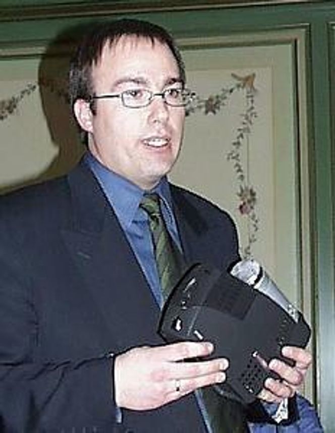 Produktsjef Verner Hølleland i Compaq Norge, her med en Compaq MP2800-projektor. Foto: Eirik Rossen