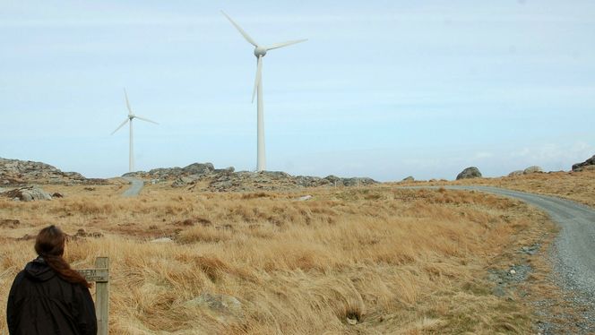 To vindmøller som til sammen kan yte en effekt på 1,2 MW står igjen etter et pilotprosjekt med vind og hydrogen som Hydro startet i 2004. Nå skal møllene bli en grunnpilar i Utsiras selvbergingssystem. Foto: Thomas Førde