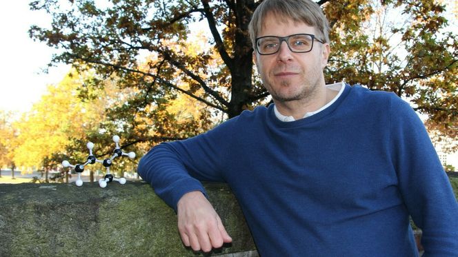 Professor Armin Wisthaler med et isopren-produserende eiketre i bakgrunnen. Til venstre en modell av isopren-molekylet. Foto: Eivind Torgersen/UiO