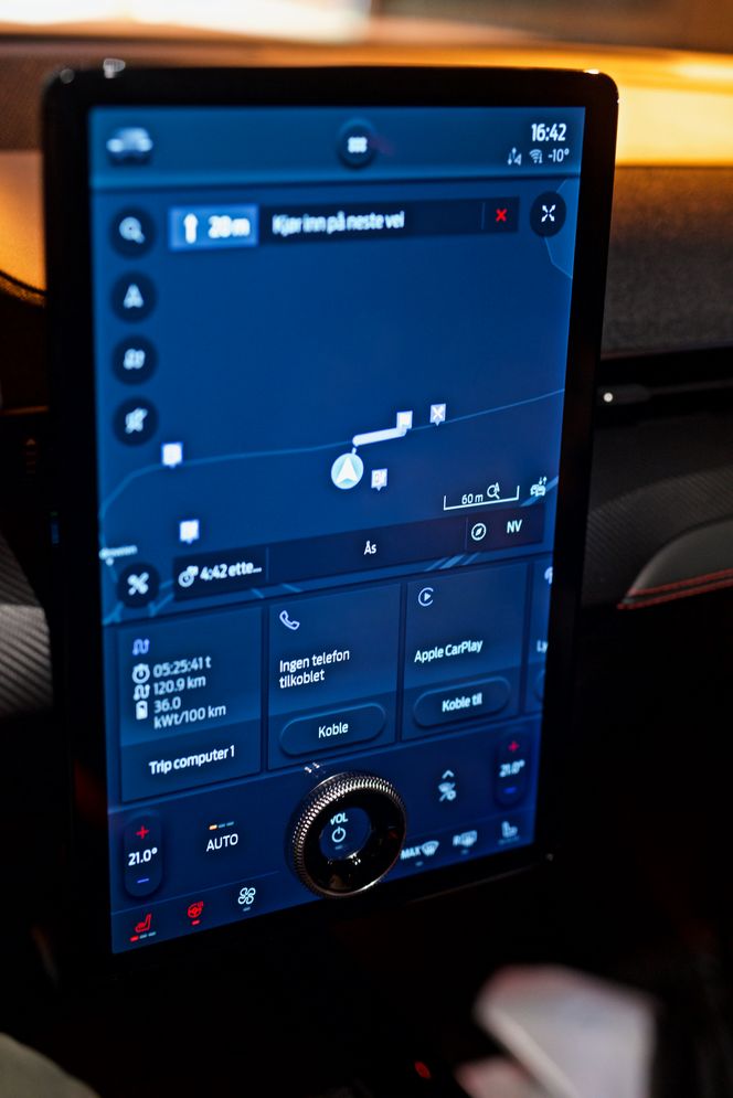 Den 15,5 tommers store berøringsskjermen dominerer fronten av kupeen. Foto:  Mathias Klingenberg