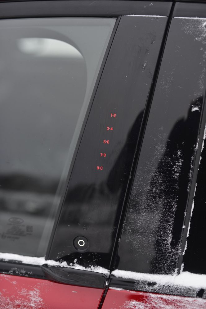 Bilen åpnes ved å trykke på knappene når du har nøkkelen eller telefonen tilgjengelig. Alternativt kan du skrive inn en kode på siden av bilen. Foto:  Mathias Klingenberg