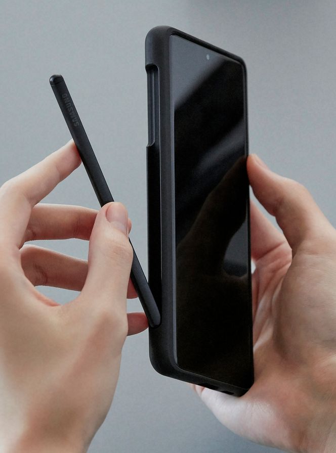 I dekslet: S-Pen kan ikke settes inn i telefonen som på Note. Men det kommer deksler med penneplass og den interne plassen kan brukes til større batteri Foto:   Samsung