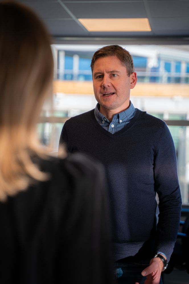 Vi tilrettelegger så folk kan sitte der de ønsker, men det er viktig at de er innstilt på å bygge kultur, at de deler av sin kunnskap og er med på å bygge opp organisasjonen, sier Schjerpen Foto: Delta V