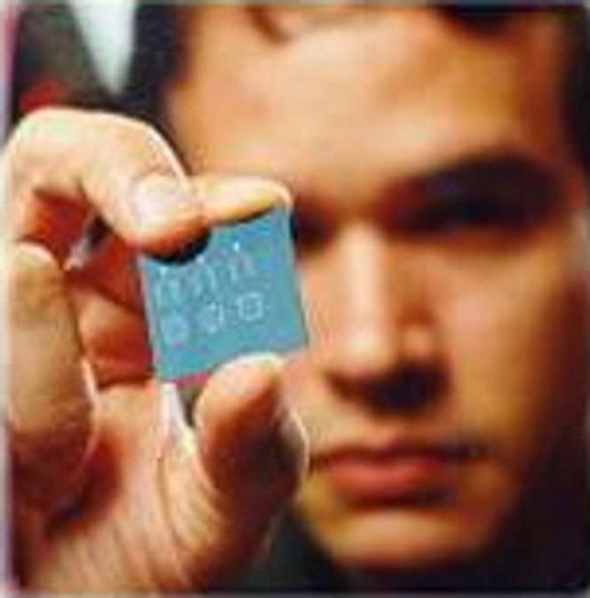 Verdens første moletroniske brikke. Pat Collier fra HP Labs viser brikke med molekylær logikk.