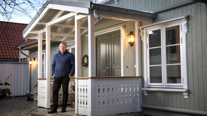 Pål Mikkelsen har brukt mye av sin fritid de siste to årene på å pusse opp dette gamle huset fra 1850-tallet i Pistolstredet i Halden. Huset er helt nytt innvendig og fornyet utvendig i tillegg til at Mikkelsen fikk tillatelse til et påbygg. Foto:  Sverre Chr. Jarild
