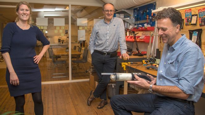 Sugepumpa «Cary» i Øyvind Tjølsens hender, utvikles i nøkterne lokaler i Hillevåg i Stavanger. Her sammen med Lene K. Wilhelmsen og Per R. Ørke. Foto:  Alf Bergin