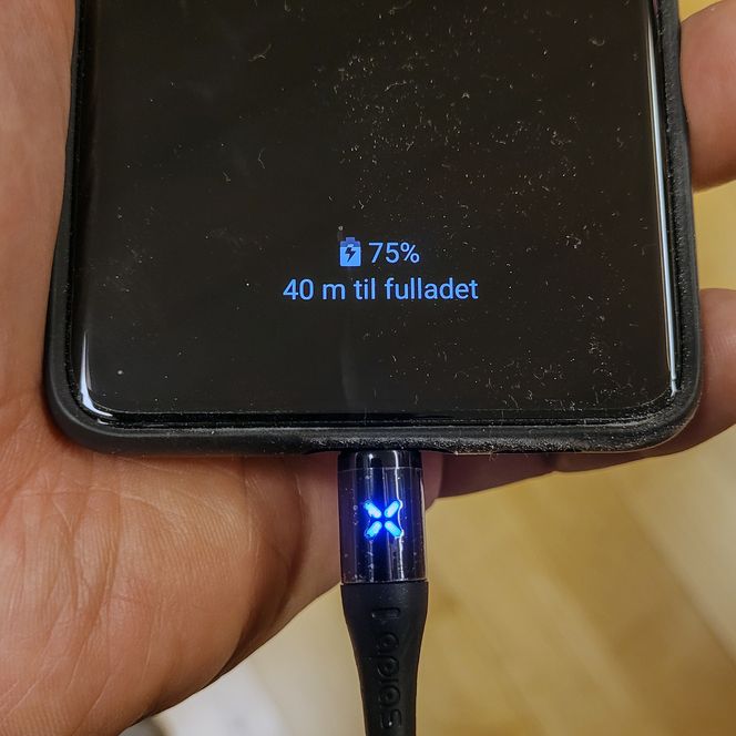 Ladelampe: Når batteriet lades opp blinker det et blått LED-krydd. Det stopper når strømmen kuttes. Foto: Odd Richard Valmot