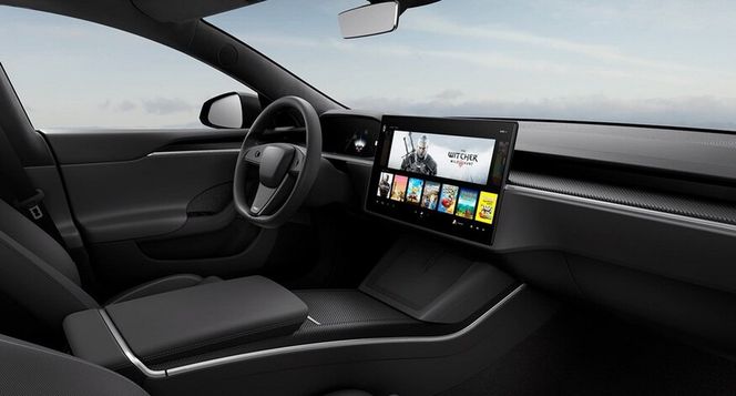 Dette bildet lå en periode tilgjengelig på Teslas nettsider, og viser det nye interiøret med et vanlig ratt. Foto: Tesla