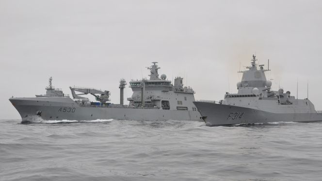 KNM Maud møter KNM Thor Heyerdahl på vei hjem til Bergen. Foto: Daniel Lundberg / Forsvaret