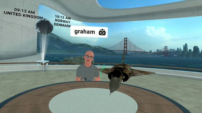 Europasjef Graham Wheeler i HTC viser fram noen av mulighetene i deres sosiale VR-plattform, blant annet ved å hente fram et jagerfly i 3D. Skjermbilde: Eirik Helland Urke