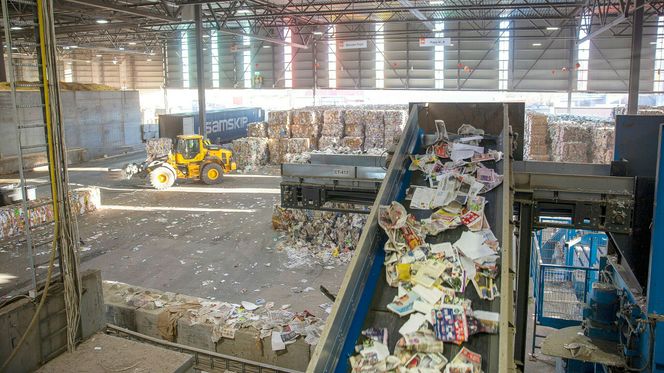 På dette båndet kommer ferdig sortert papir ut av sorteringsanlegget klart for komprimering og bunting, før det lastes på biler og får nytt liv hos Norsk Gjenvinnings nedstrømskunder, som for eksempel Norske Skog Skogn. Foto: Mona Strande