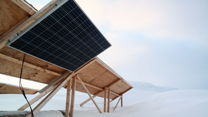 Et panel ble vendt mot bakken for å undersøke kraftproduksjon fra reflektert stråling. Foto: Iver Frimannslund