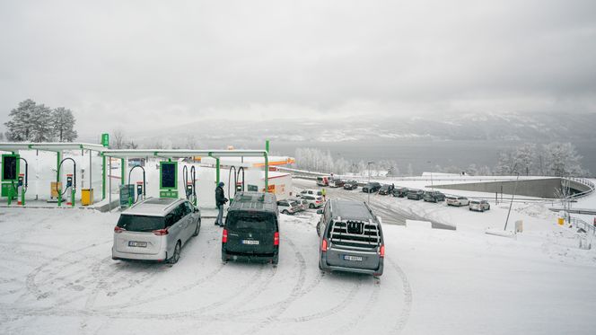 En av disse bilene lader betraktelig raskere enn de andre. Foto:  Eirik Helland Urke