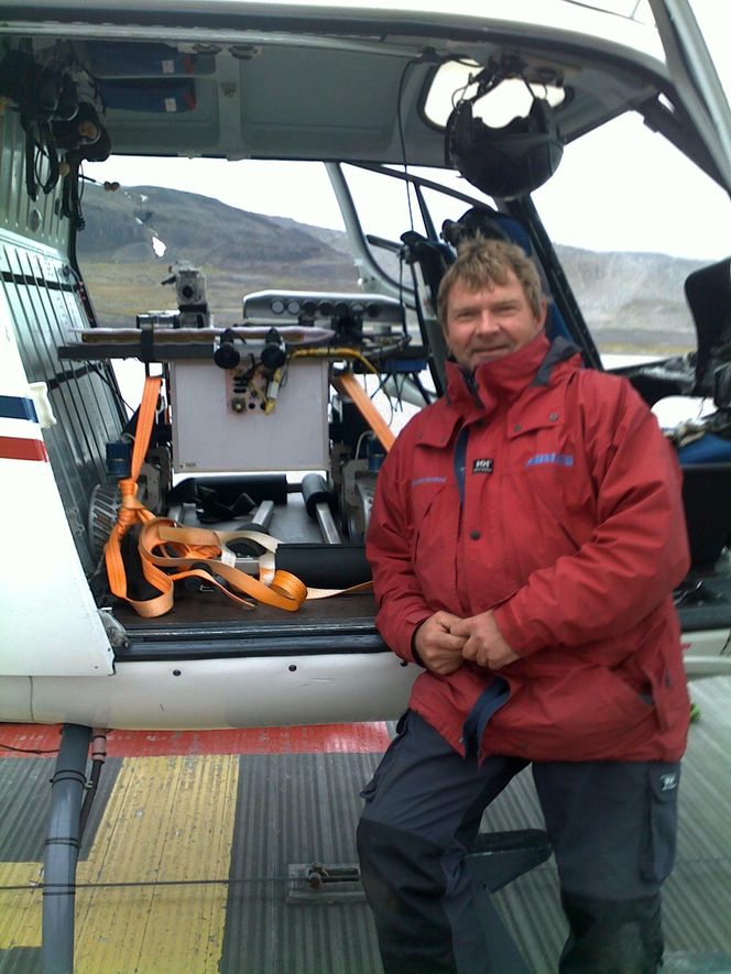 Gunnar Nordahl har pakket utstyr til Mars-roveren Curiosity i kabinen på LN-OMB. Foto: Privat