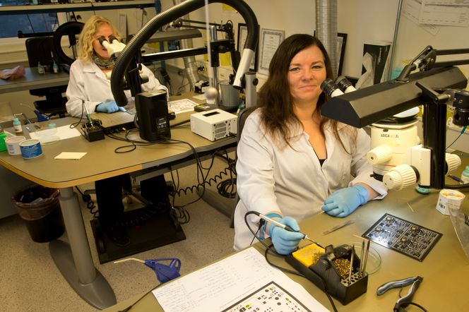 I dag limes sensorene til kabinen i fly for hånd under mikroskop. Sensorene i jetmotorene vil kreve ny produksjonsprosess. På bildet operatør Elisabeth Brenno (foran) og Lone Prent Berner (bak). Foto:  Håvard Solerød